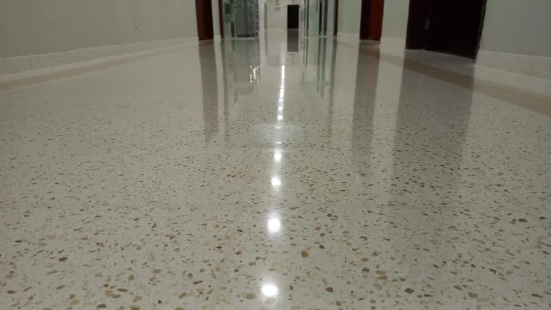 Corredor com granilite claro e o brilho das luzes