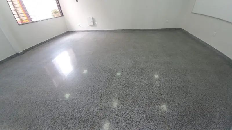 Sala ampla com granilite cinza polido