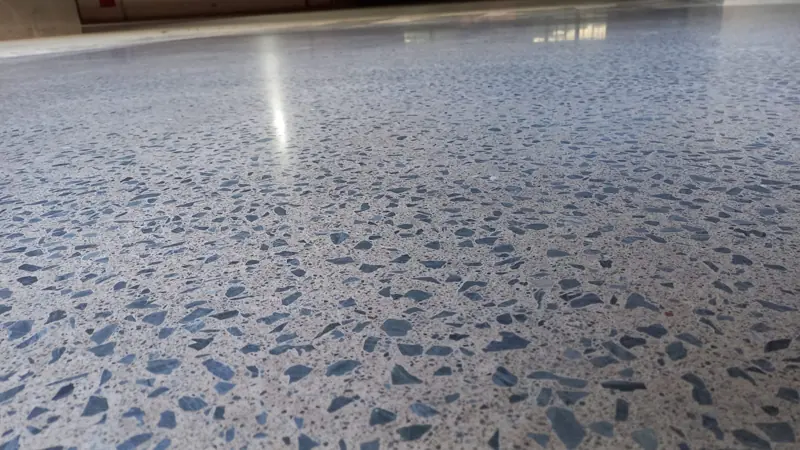 Detalhe das pedras de um granilite polido
